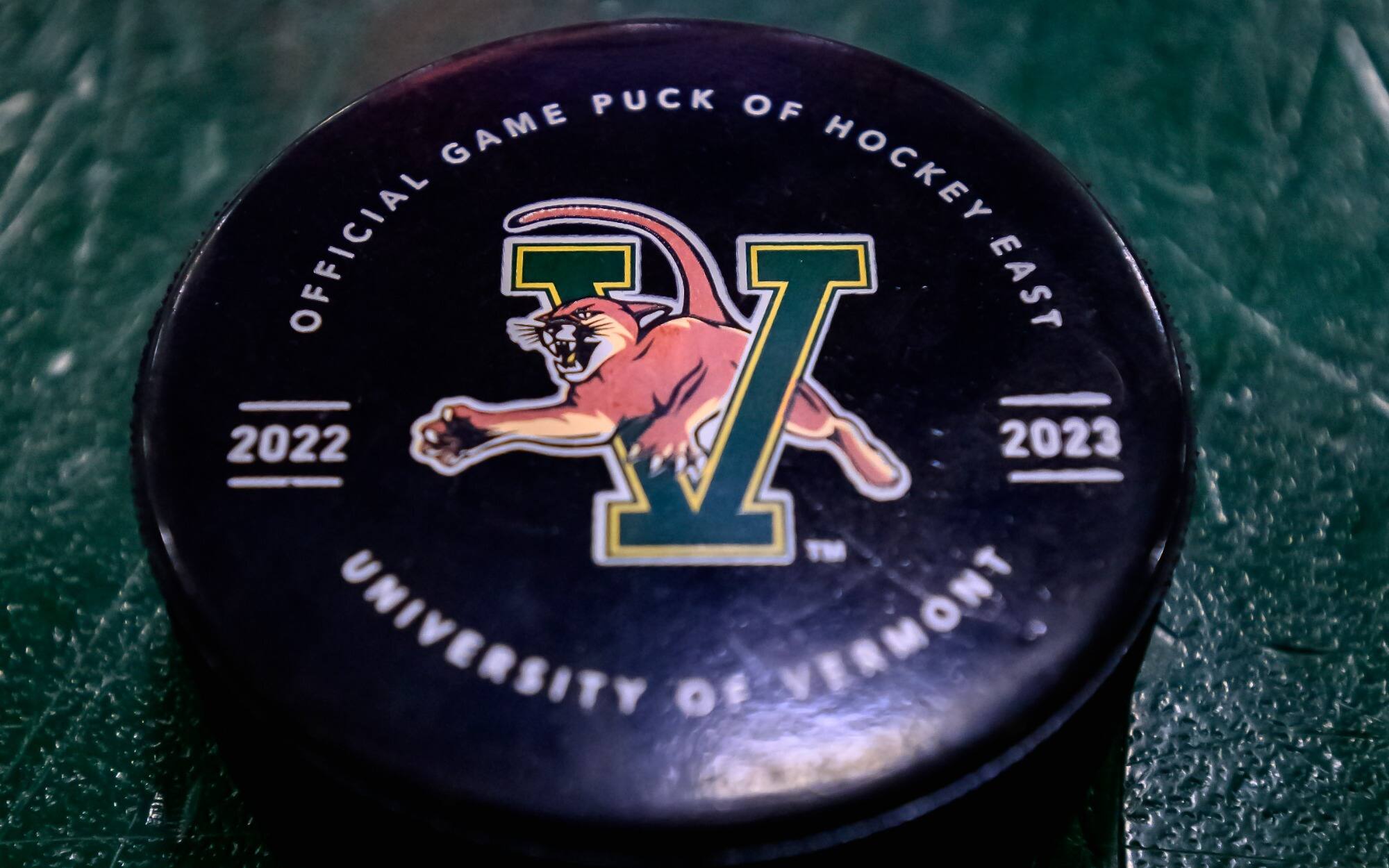 L’entraîneur de l’équipe de hockey de l’Université du Vermont congédié ...