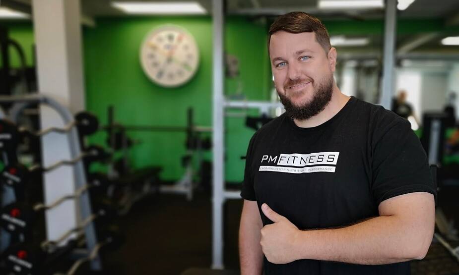 Le propriétaire des centres de conditionnement laurentiens PM Fitness, Philippe Massicotte, proposent à ses clients de les entrainer à distance. Depuis, il vend des programmes d’entrainement en Europe.