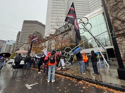 Quelque 150 travailleurs de Paccar manifestaient ce matin devant les bureaux du premier ministre du Québec, François Legault, rue Sherbrooke Ouest à Montréal.