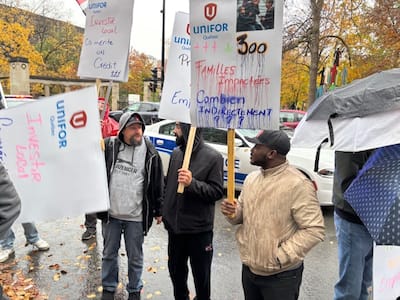 Quelque 150 travailleurs de Paccar manifestaient ce matin devant les bureaux du premier ministre du Québec, François Legault, rue Sherbrooke Ouest, à Montréal.