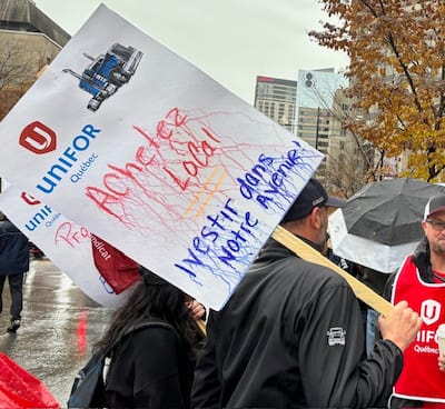 Quelque 150 travailleurs de Paccar manifestaient ce matin devant les bureaux du premier ministre du Québec, François Legault, rue Sherbrooke Ouest, à Montréal.