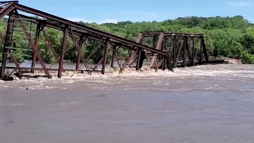 EN VID&Eacute;O | Un pont ferroviaire s&rsquo;effondre lors d'inondations au Dakota du Sud