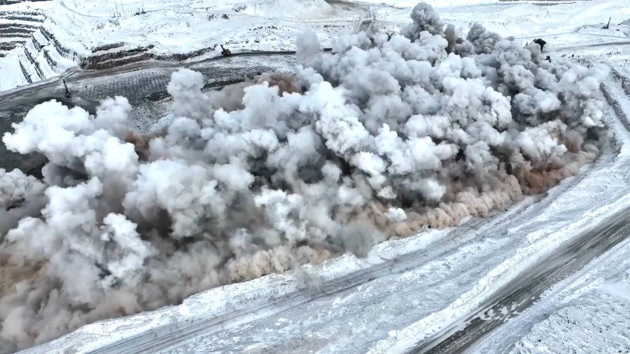 EN VIDÉO | 3,4 millions de kilos d’explosifs mis à feu en 15 secondes ...