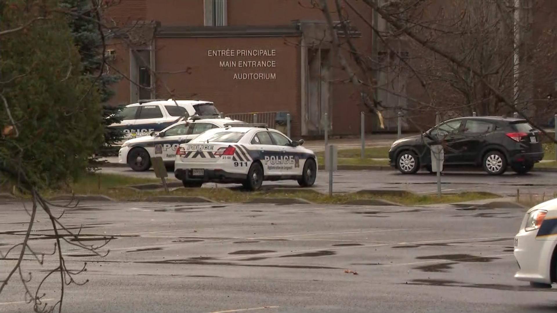 Propos mena&ccedil;ants: cours suspendus dans une &eacute;cole de Longueuil
