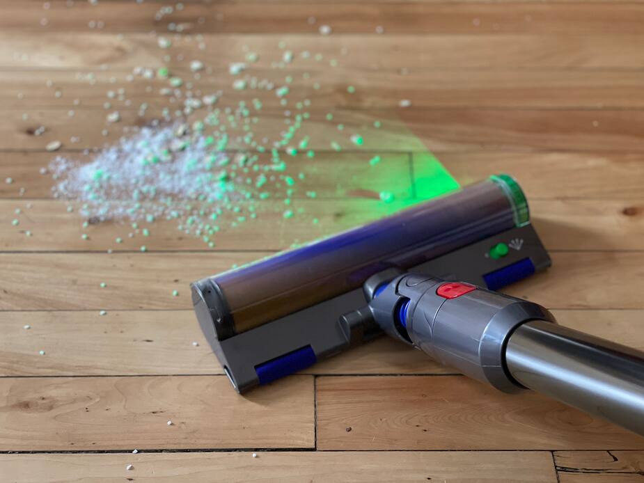 L’aspirateur Dyson V15 Detect offre plusieurs nouveautés technologiques, comme une tête au laser et un capteur capable de compter les particules de poussière aspirées.