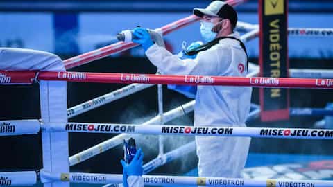 A view of the interior of the Gervais Auto Center a few hours before the first duel. At the entrance to the amphitheater, an attendant was taking the temperature. In the photo on the right, the ring was disinfected after each fight.