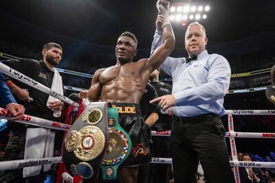 Artur Beterbiev fue despiadado con Callum Smith en Quebec.