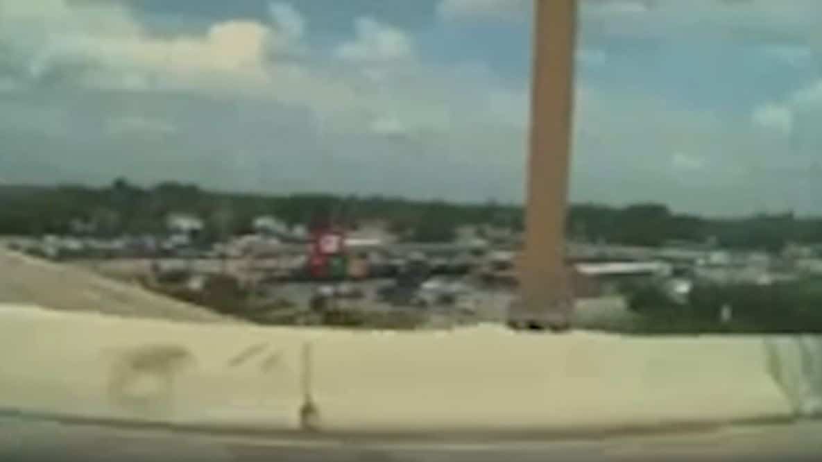 EN VID&Eacute;O | Un Cybertruck sur pilote automatique fonce violemment dans une barri&egrave;re de b&eacute;ton