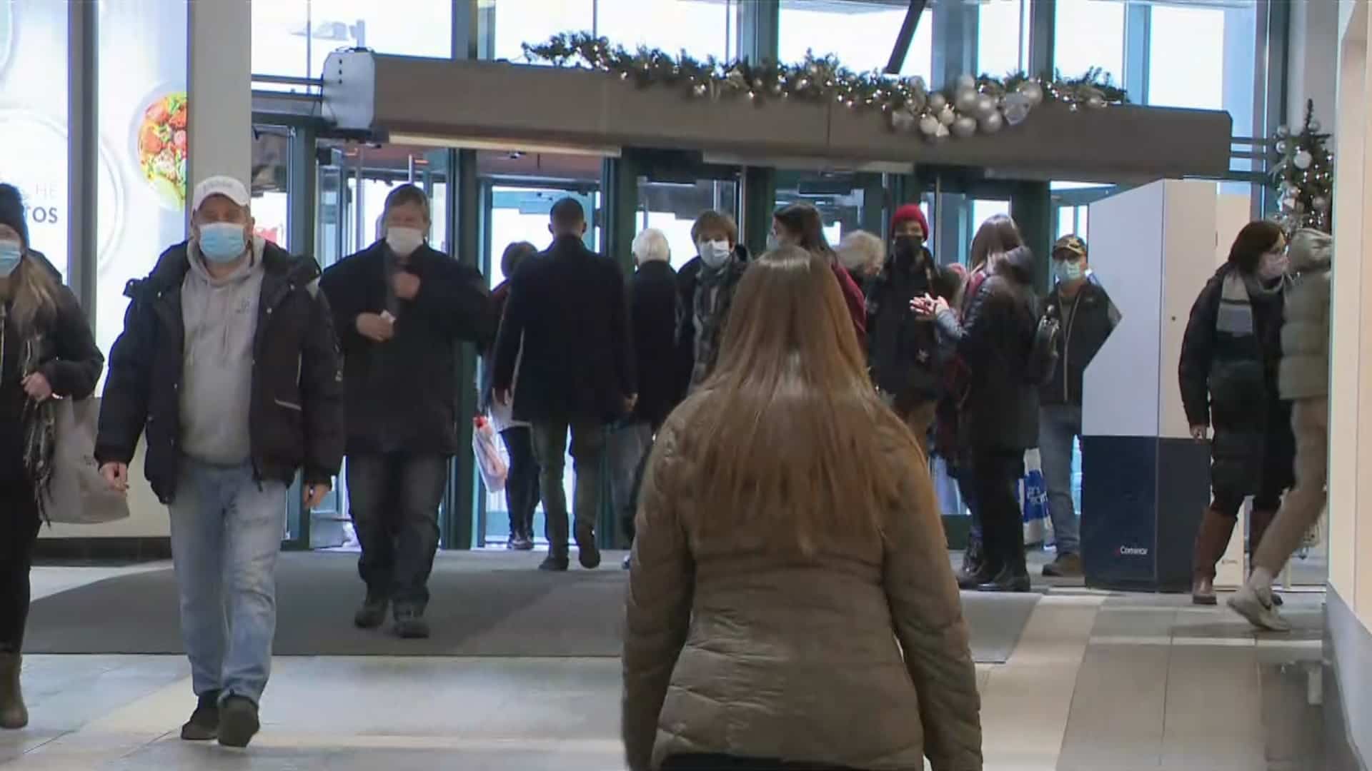 Les magasins bond&eacute;s de clients &agrave; la veille de No&euml;l