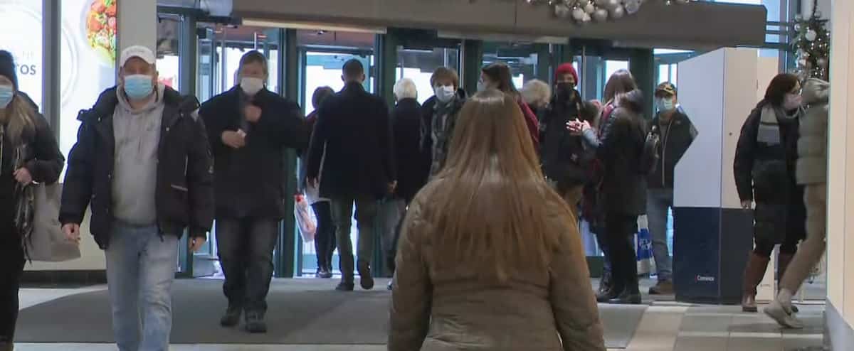 Les magasins bondés de clients à la veille de Noël