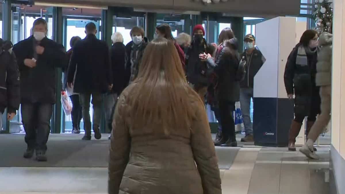 Les magasins bondés de clients à l’aube de Noël