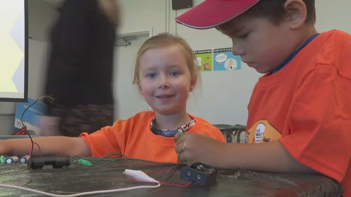 I giovani di età compresa tra 5-6 anni sono stati introdotti al mondo della scienza I giovani di età compresa tra 5-6 anni sono stati introdotti al mondo della scienza