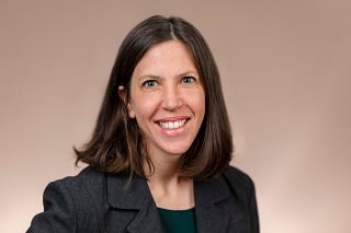 Une médecin arrive au travail sans pantalon