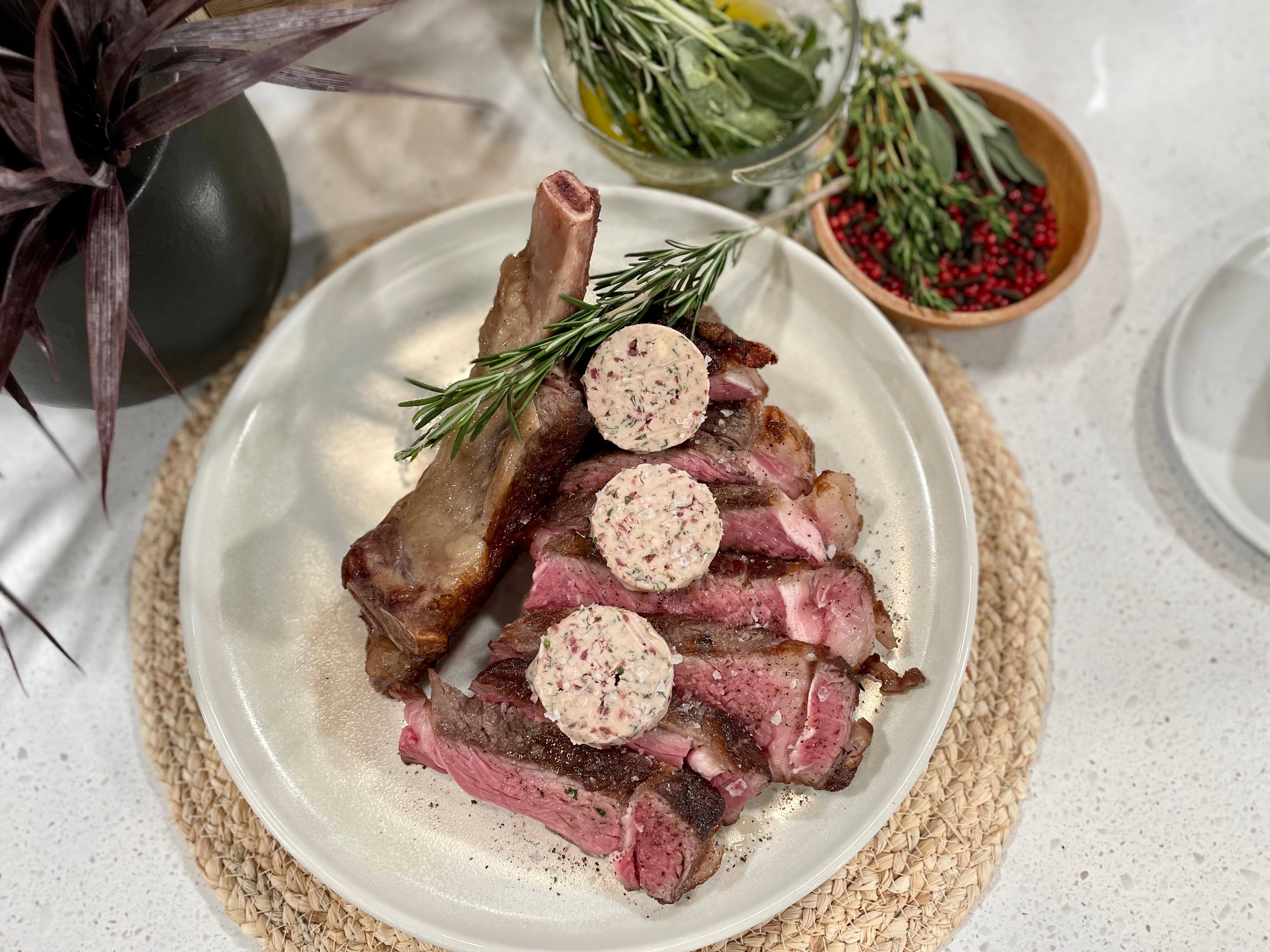 Un steak cowboy au beurre marchand de vin 