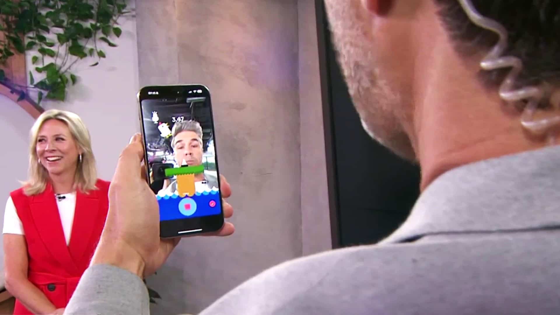 Mathieu fait la poule en ondes! 