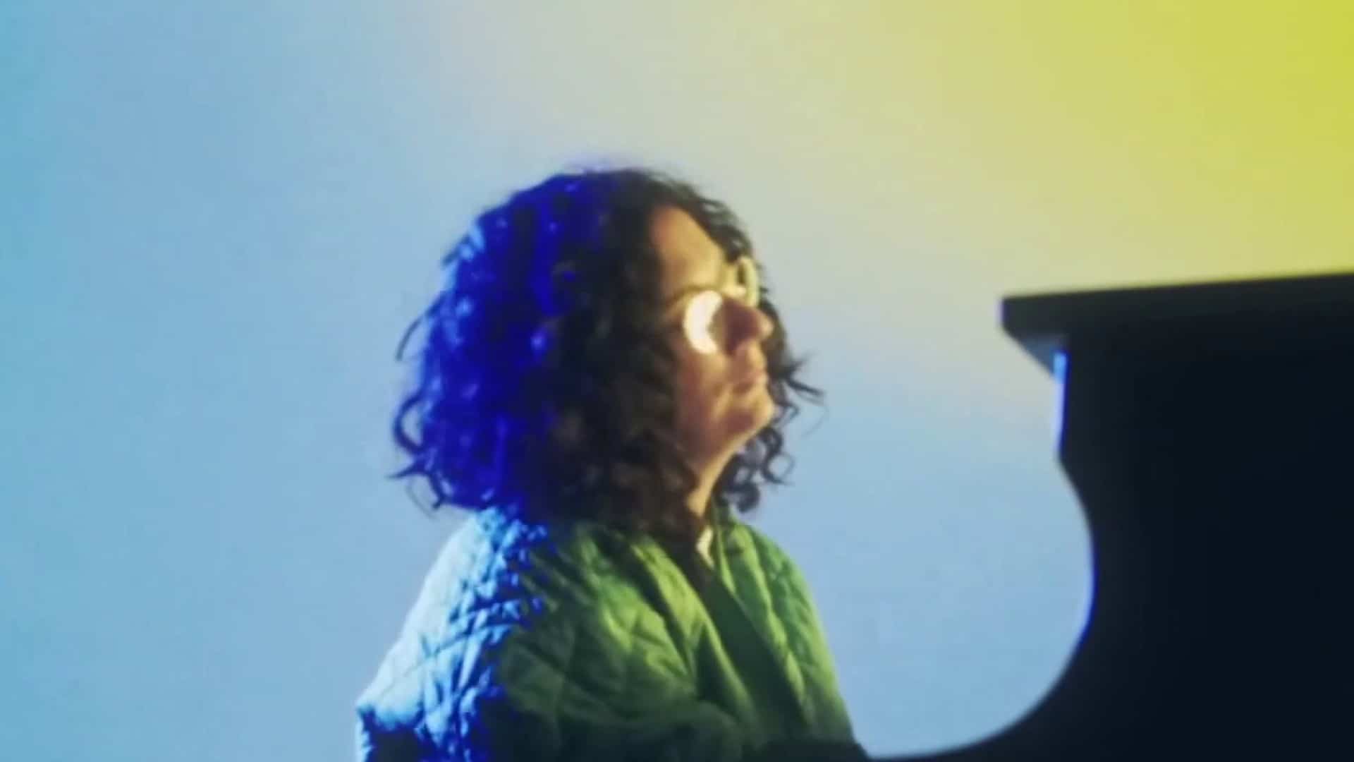 Alexandra Stréliski dans un concert en plein air