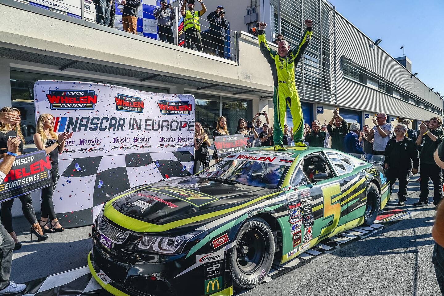 Jacques Villeneuve renoue avec la victoire sur le circuit européen de NASCAR