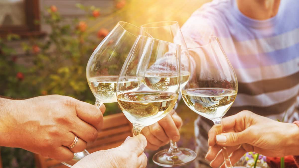 Boire du vin blanc réduirait les risques d’arrêt cardiaque soudain