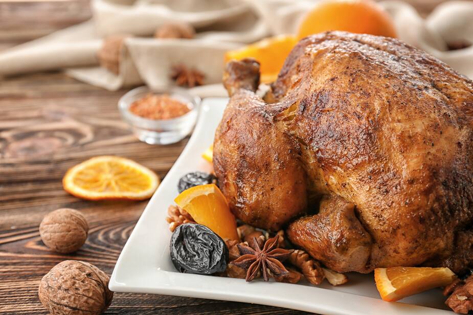 La dinde est un met associé à Noël mais aussi à l’Action de grâce, habituellement célébrée le deuxième lundi d’octobre en Amérique du Nord. Ici, une dinde cuite et présentée avec des quartiers d’oranges, de l’anis étoilé et une variété d’épices, CRÉDIT : Courtoisie (Exceldor)