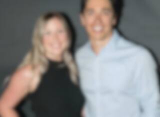 Yan England présente son amoureuse