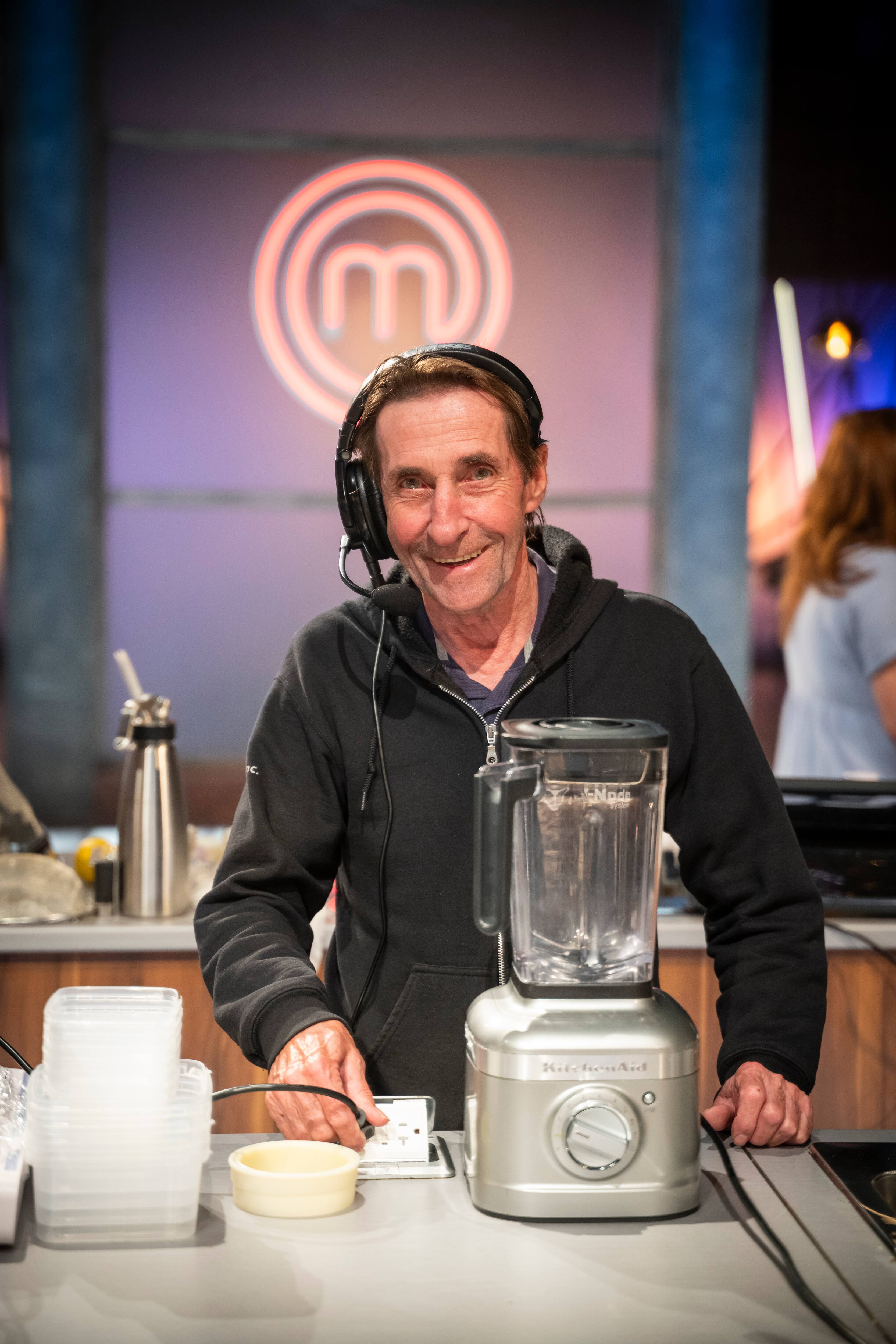 Le directeur technique Francis Youri participe à toute l'installation de la cuisine «MasterChef Québec»