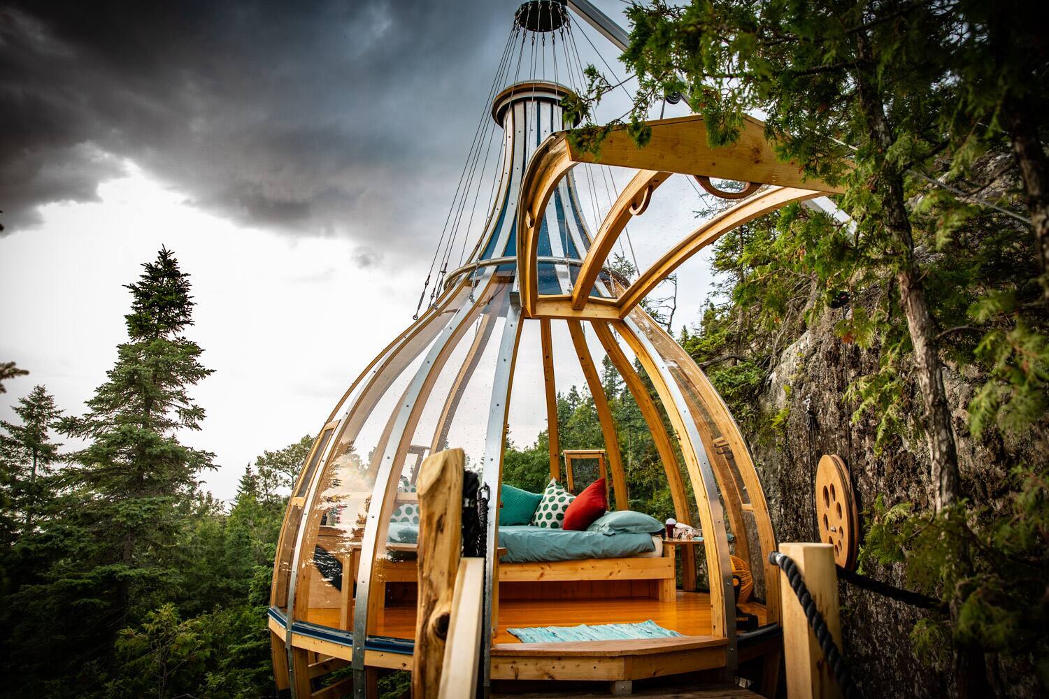 Des mini-refuges suspendus en pleine montagne