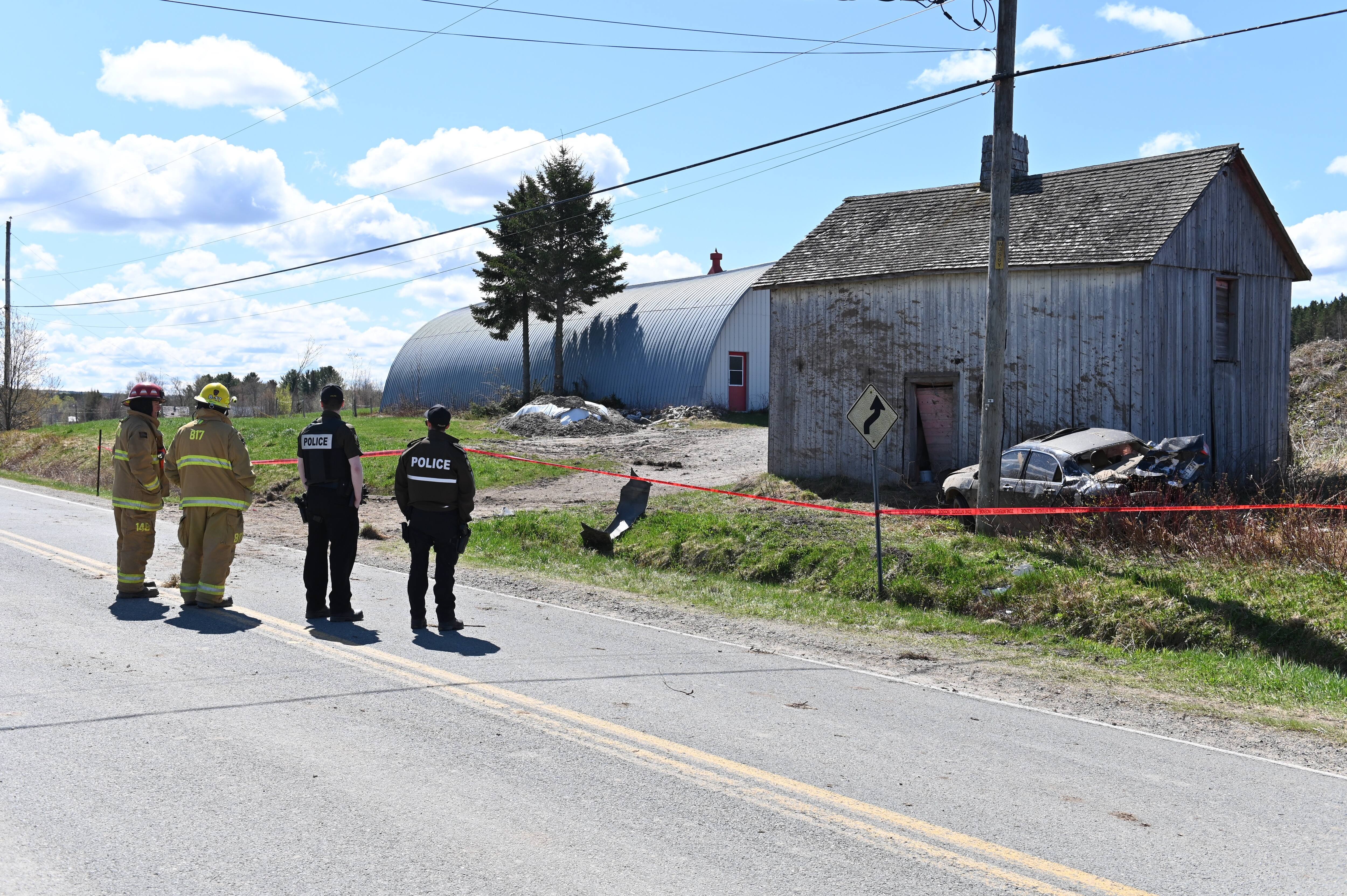[PHOTOS] Grave accident dans Bellechasse un automobiliste lutte pour