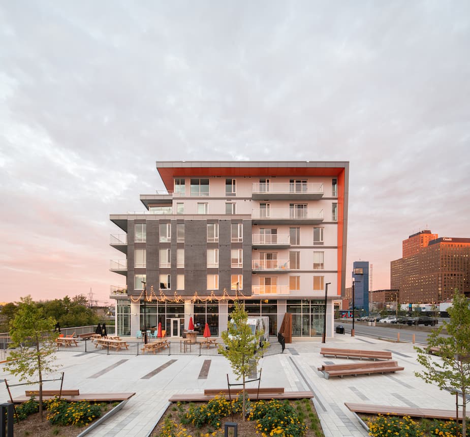 L'un des bâtiments du développement de condos Zibi, à Gatineau