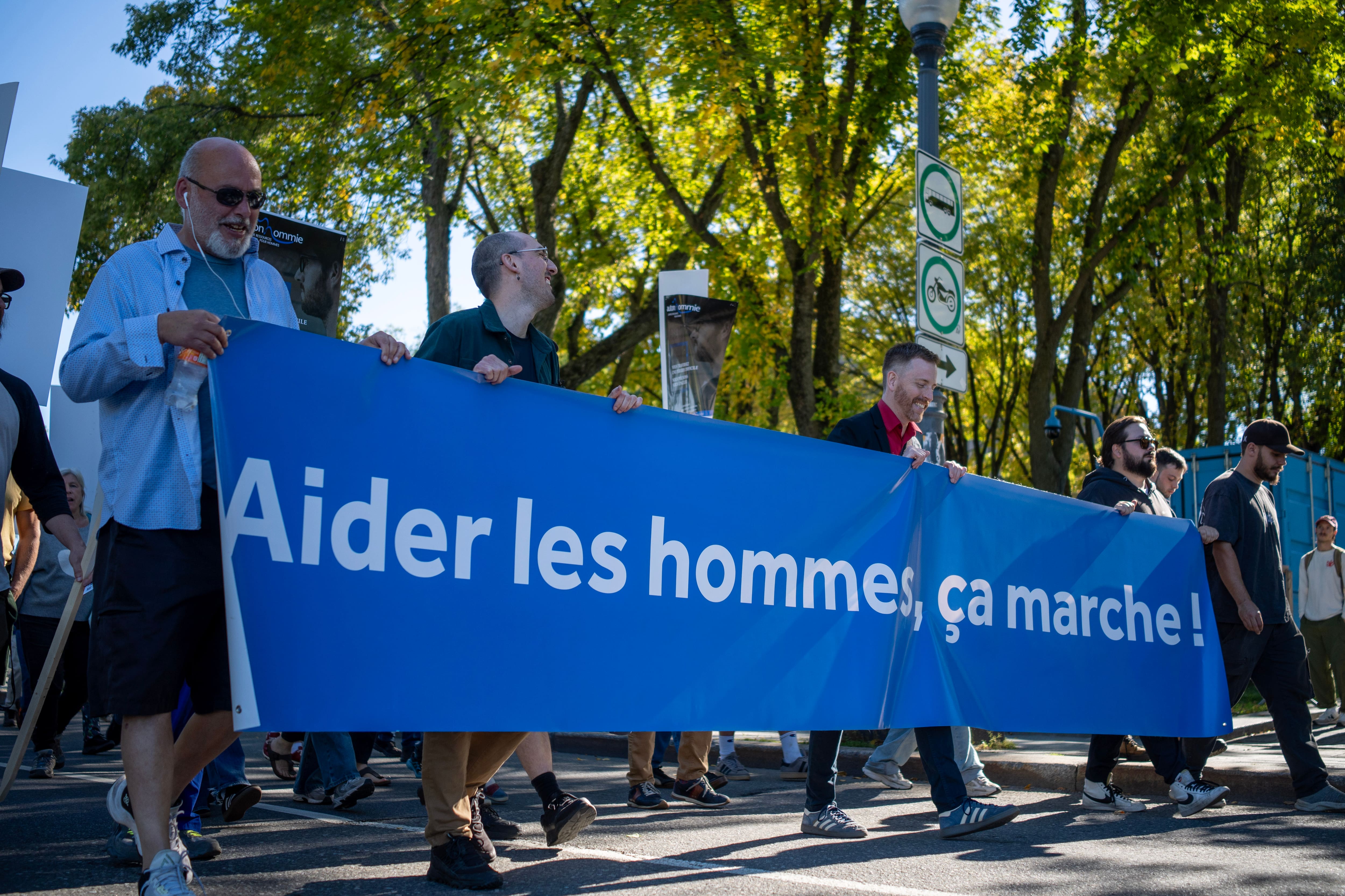 Plus d’une centaine d’organismes communautaires offrent d’ailleurs des services destinés aux hommes au Québec.