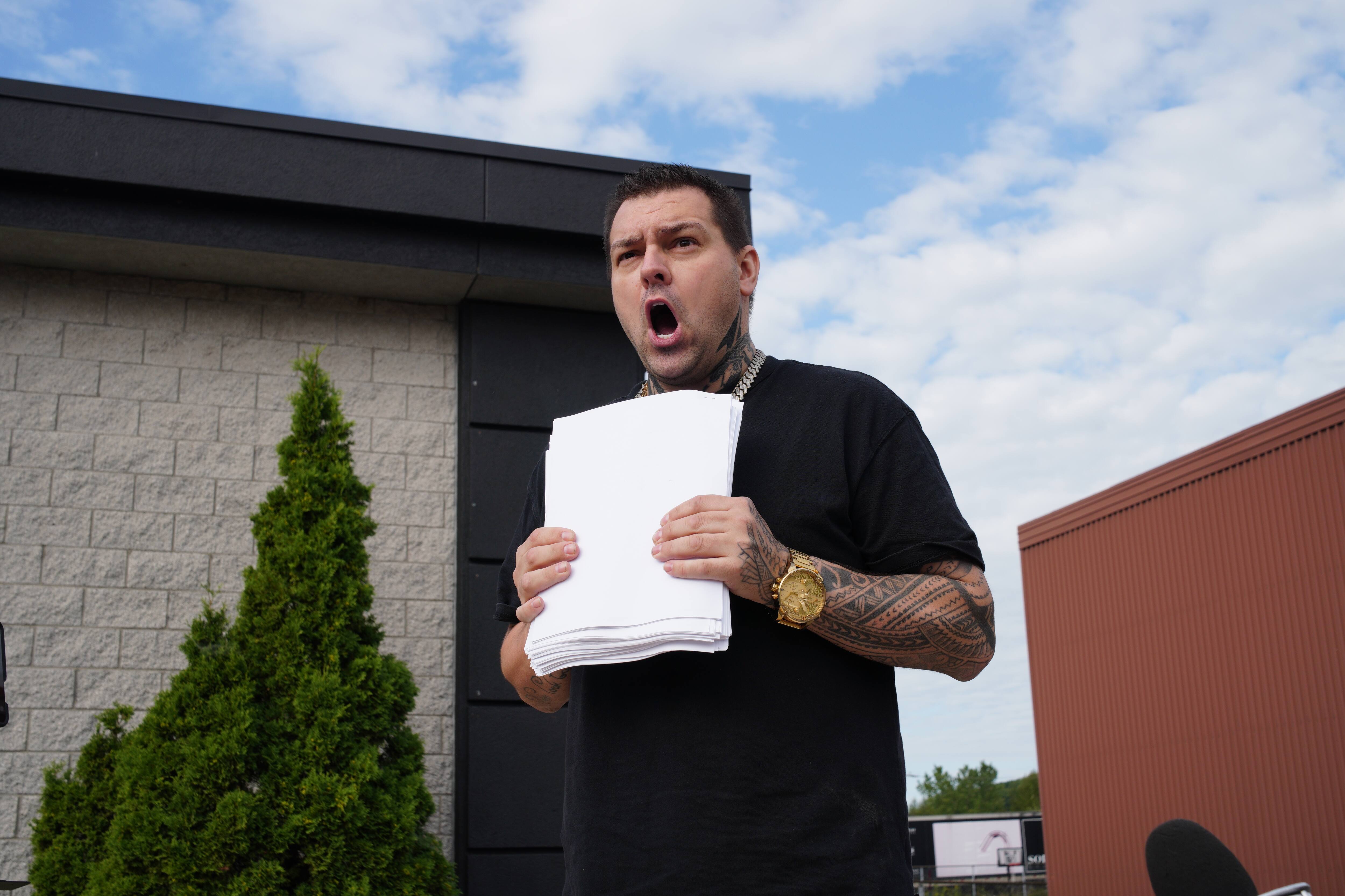 EN VID&Eacute;O | Le propri&eacute;taire de Liquidation Extr&ecirc;me s&rsquo;engueule avec des clients en pleine conf&eacute;rence de presse