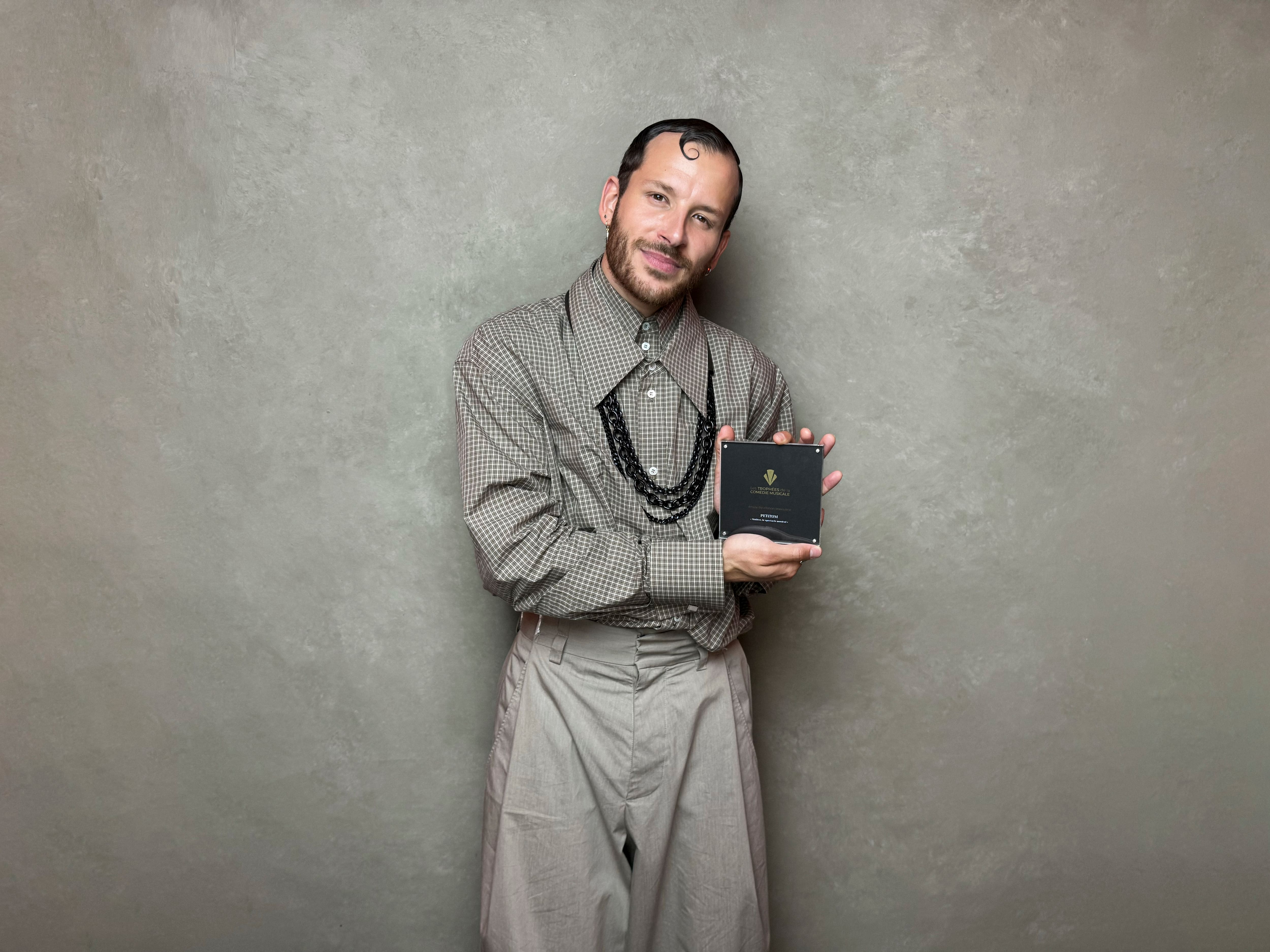 &laquo;Je vis mon r&ecirc;ve&raquo;: le Qu&eacute;b&eacute;cois PETiTOM sacr&eacute; R&eacute;v&eacute;lation de l&rsquo;ann&eacute;e en France