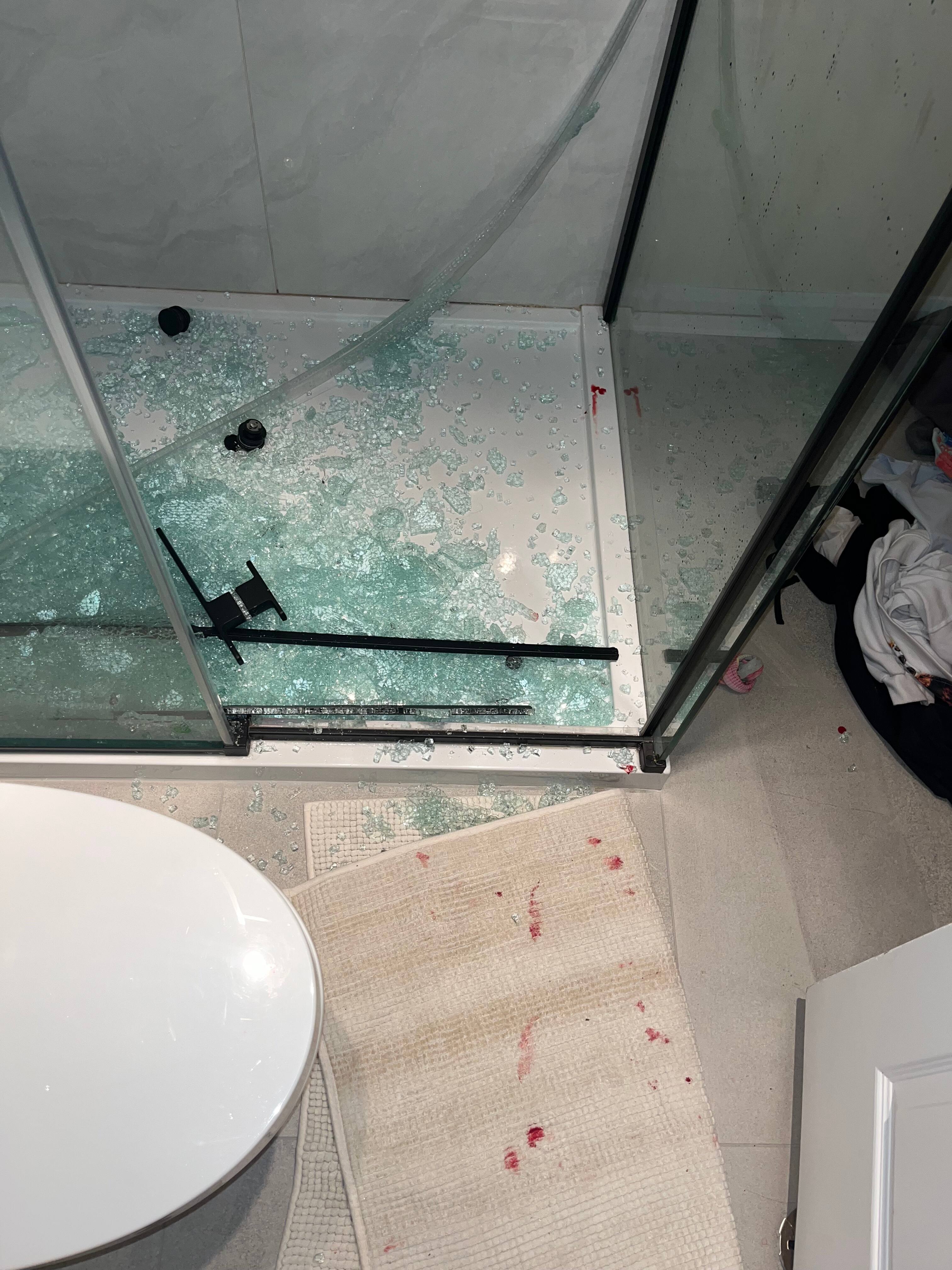 &laquo;J&rsquo;&eacute;tais pleine de sang&raquo;: des explosions de douches en verre entra&icirc;nent des blessures graves, des traumatismes et des recours complexes