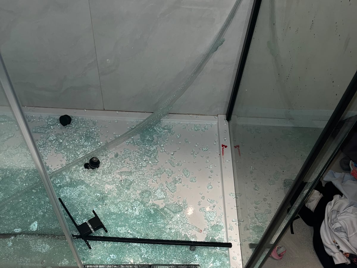 «J’étais pleine de sang»: des explosions de douches en verre entraînent des blessures graves, des traumatismes et des recours complexes