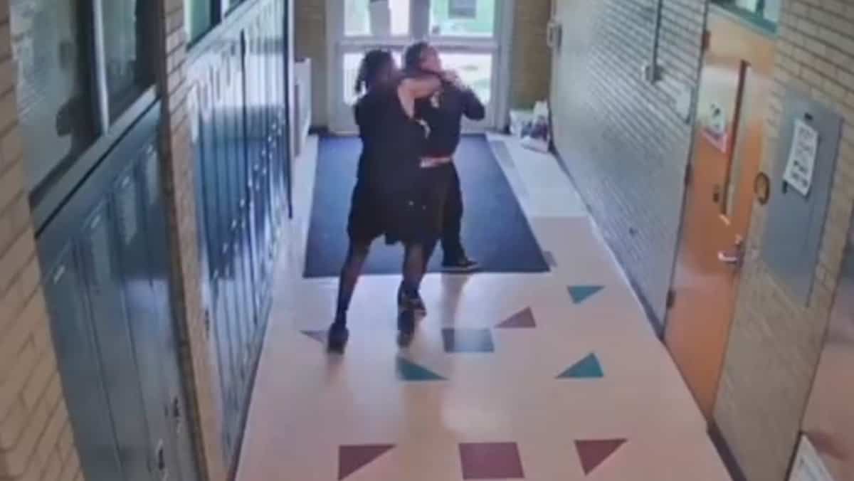 EN VIDÉO | Un entraîneur étrangle un élève de 14 ans après une dispute à propos de push-ups