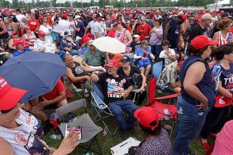 In front of thousands of supporters, Trump began fighting for the midterm elections