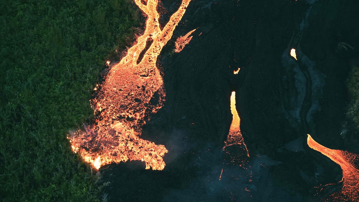 La Réunion: des coulées de lave coupent la route nationale reliant le sud à l'est