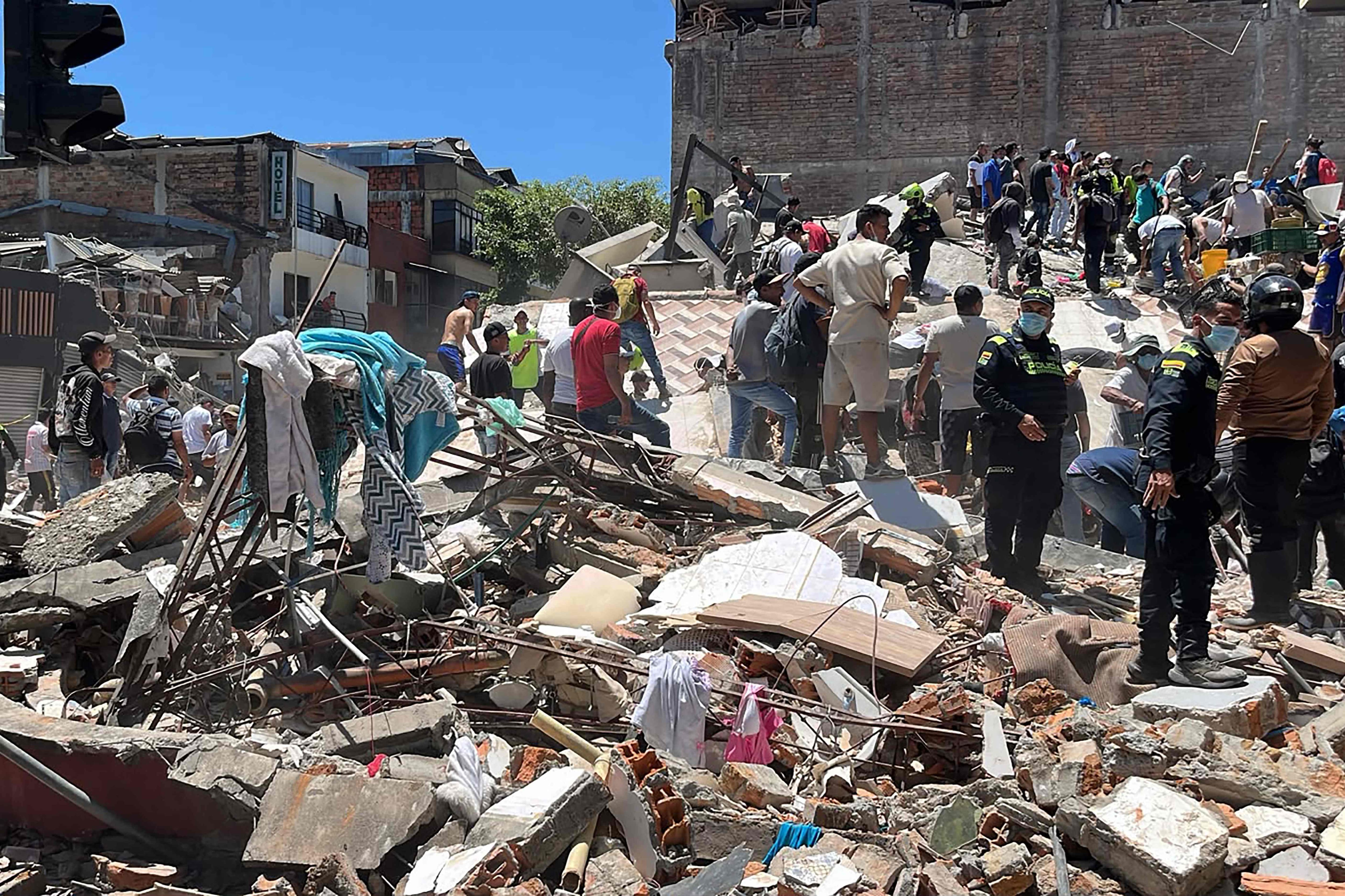 EN IMAGES | Puissant séisme de magnitude 7,4 en Colombie: au moins 111 morts, 87 blessés et des dégâts importants