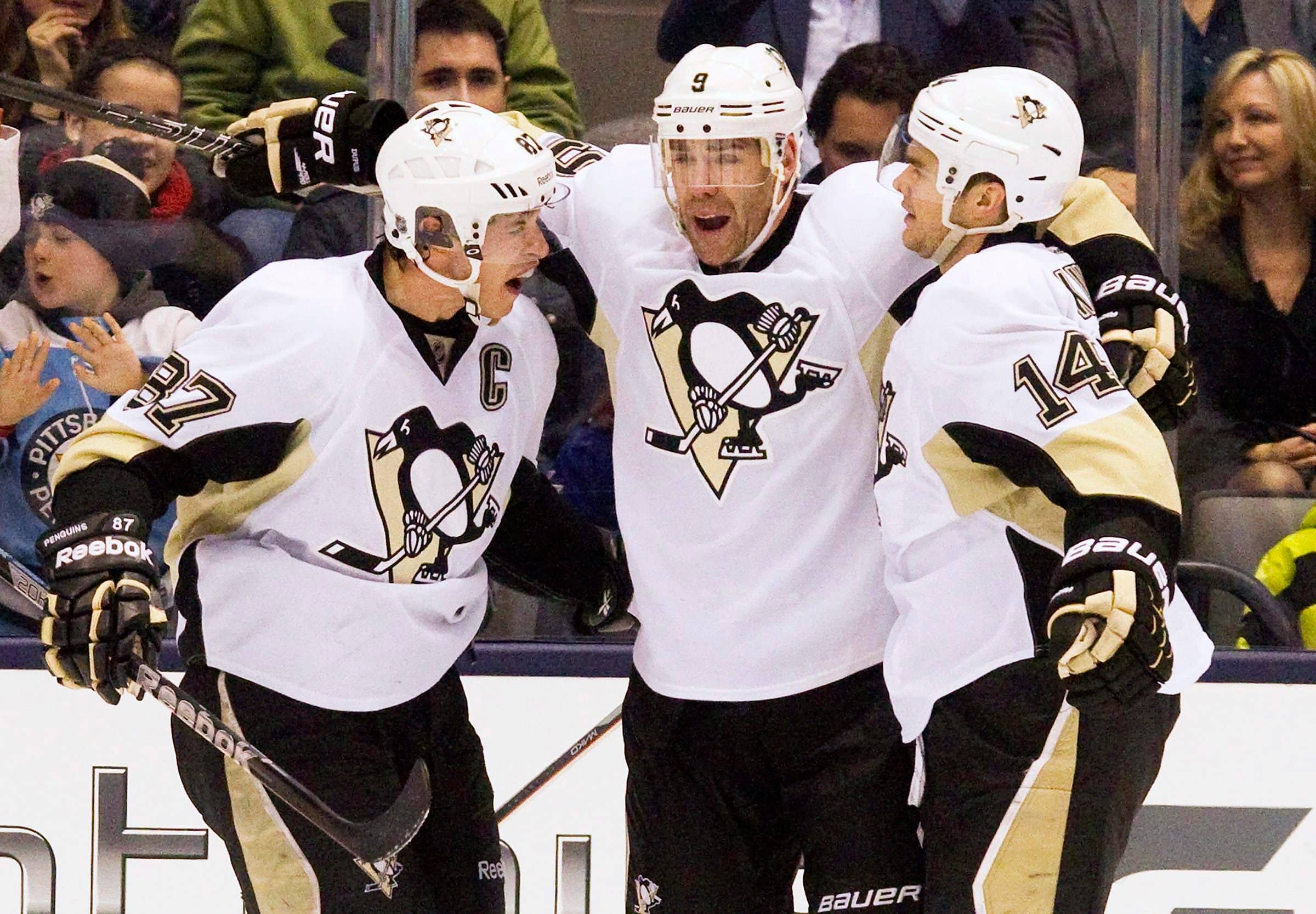 Pascal Dupuis, au centre, a été le compagnon de trio du capitaine des Penguins, Sidney Crosby, pendant quelques saisons, dont ici en 2013.