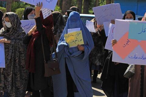 L’Afghanistan attend son nouveau gouvernement, des femmes manifestent pour leurs droits