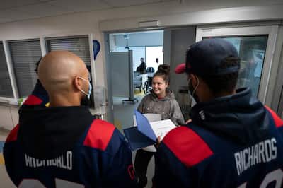 Lorija-Anne Gagné, 17 Ans, Raconté Ses Histoires de karoga futbola Avec Tyson Philpot, Joshua Archibald et Tyrell Richards.