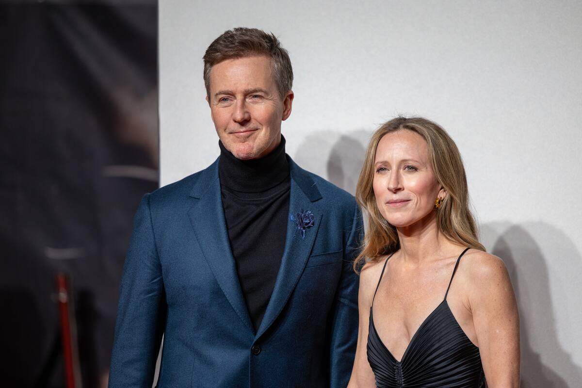 [À VOIR]  Timothée Chalamet llega en bicicleta a la alfombra roja de la película “Un perfecto desconocido”