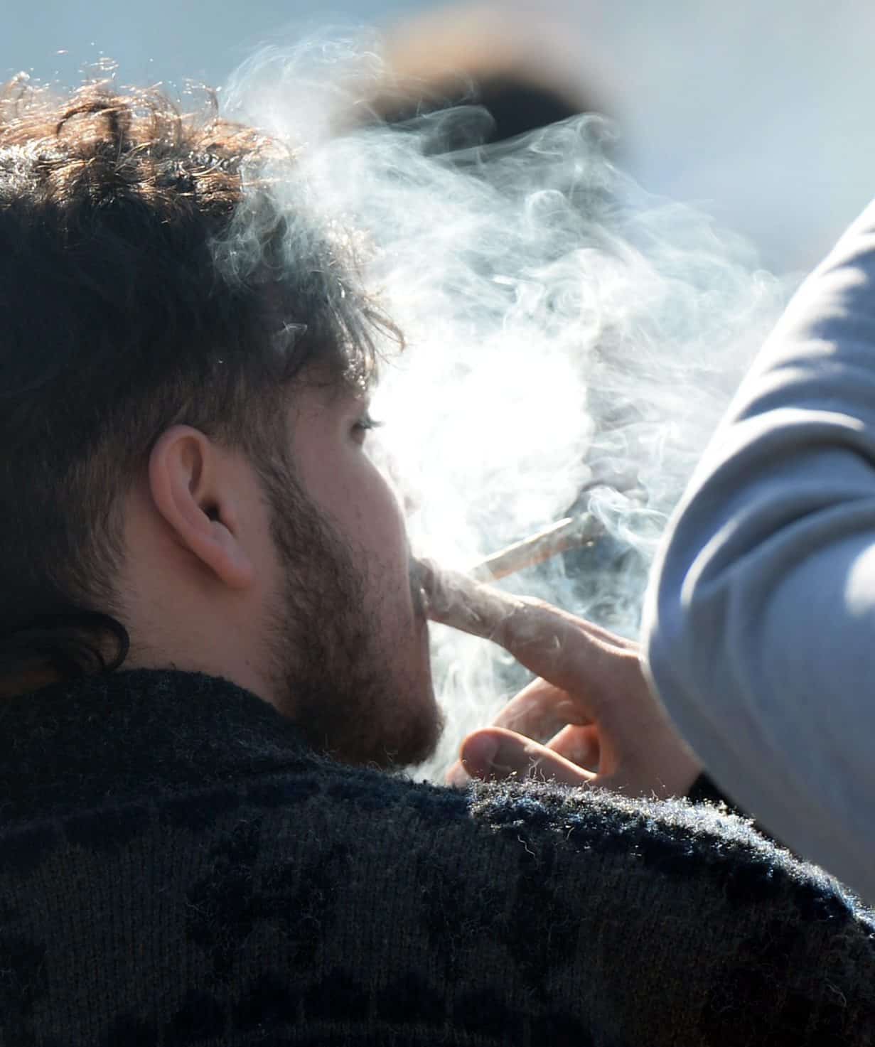 Le cannabis n’a plus la cote chez les ados: Est-ce le moment d’abaisser l’âge légal pour consommer à 18 ans?