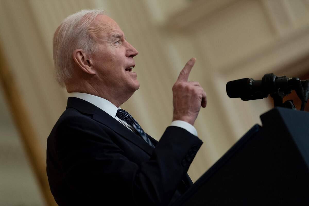 Biden pr&eacute;vient qu'une invasion de l'Ukraine par la Russie fera grimper le prix de l'essence
