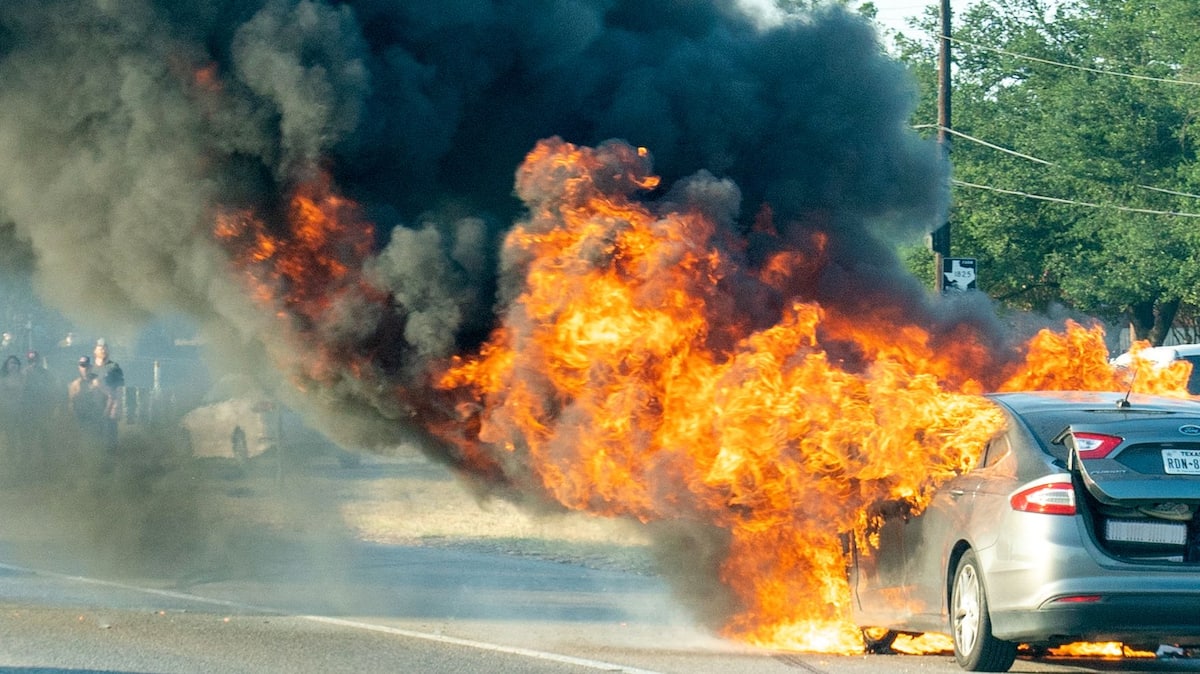 Les feux de voitures électriques, un nouveau défi pour les pompiers