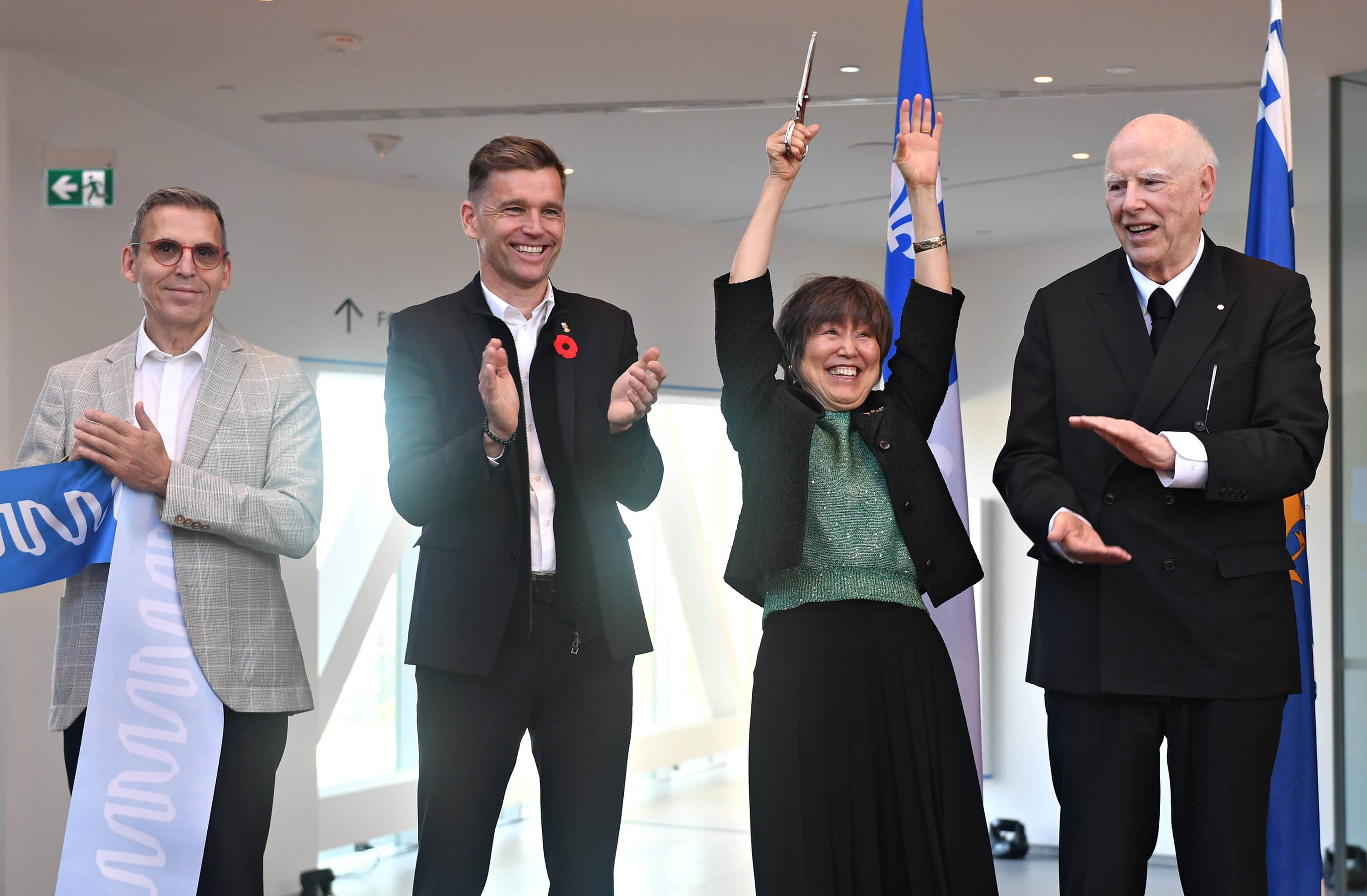 Le directeur général du MNBAQ Jean-Luc Murray, le maire de Québec Bruno Marchand ainsi que le coupe de mécènes Yoshiko Karasawa et Michael Audain, se réjouissent après la coupure du ruban de l'Espace Riopelle.
