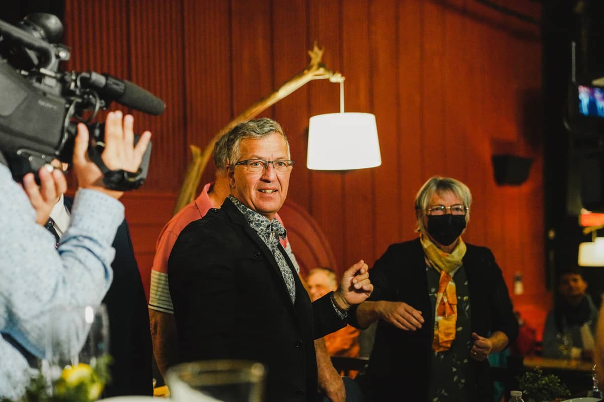 Soirée électorale de Québec solidaire, à Rouyn-Noranda, le 3 octobre 2022. Sur la photo: Le tout nouveau député élu de Rouyn-Noranda, Daniel Bernard célèbre sa victoire.<br>PHOTO ÉLISE LACOMBE/24 HEURES/AGENCE QMI