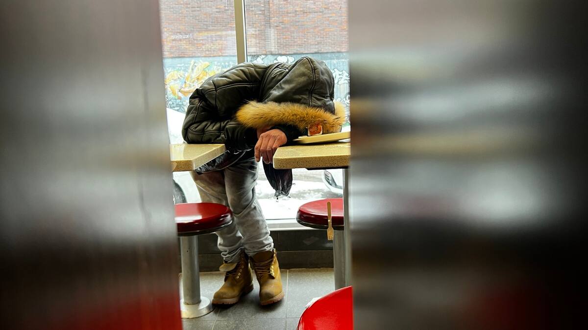 Employé mordu, pipes à crack par terre : après le métro, des restaurants rapides ont des airs de refuges pour des sans-abri sans autre solution