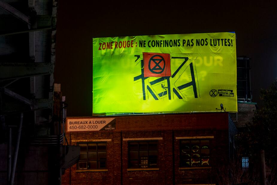 Image principale de l'article Des grimpeurs escaladent un panneau publicitaire