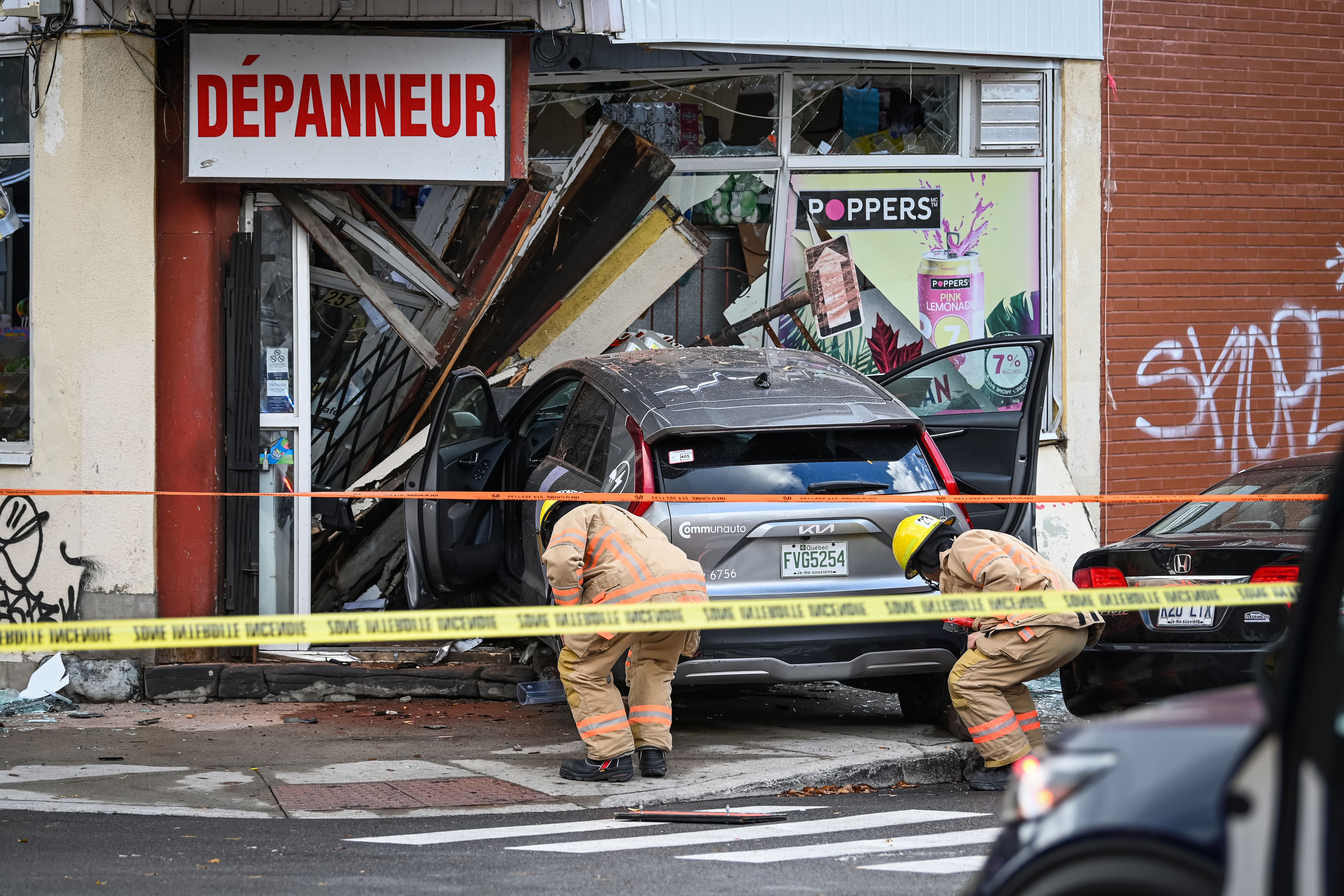 EN IMAGES | Six jeunes en Communauto défoncent la façade d’un dépanneur en fuyant la police