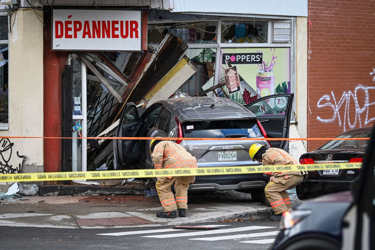 Une voiture en autopartage percute un commerce montréalais lors d'une poursuite policière